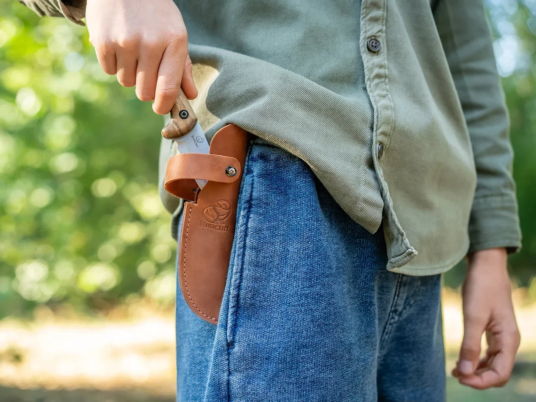 BeaverCraft Kid Junior Bushcraftkniv - i slire på beltet