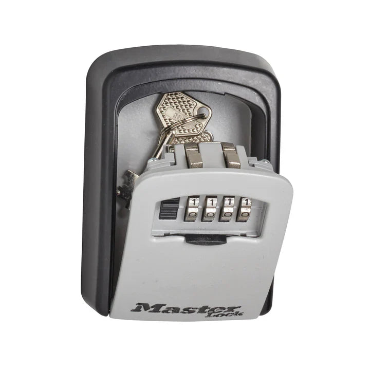 MasterLock - Vegg­montert Nøkkel­boks med 4‑Sifret Kode - Game-On.no