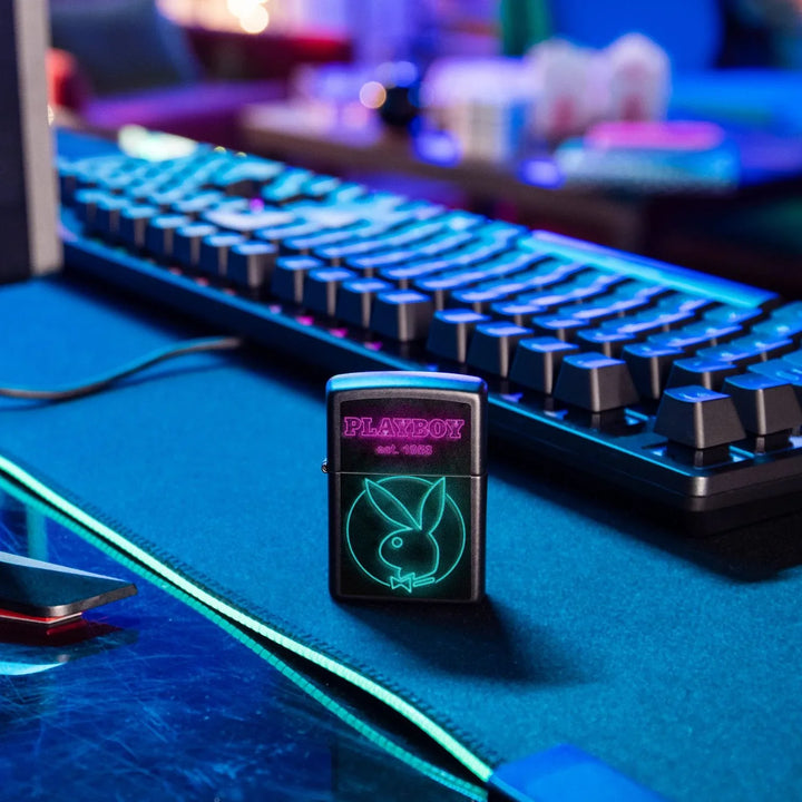 Zippo – Playboy Neon Motiv – Navy Matte Lighter - Game-On.no